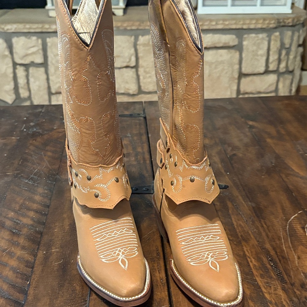 Source Unknown Tan Embroidered Heeled Boots